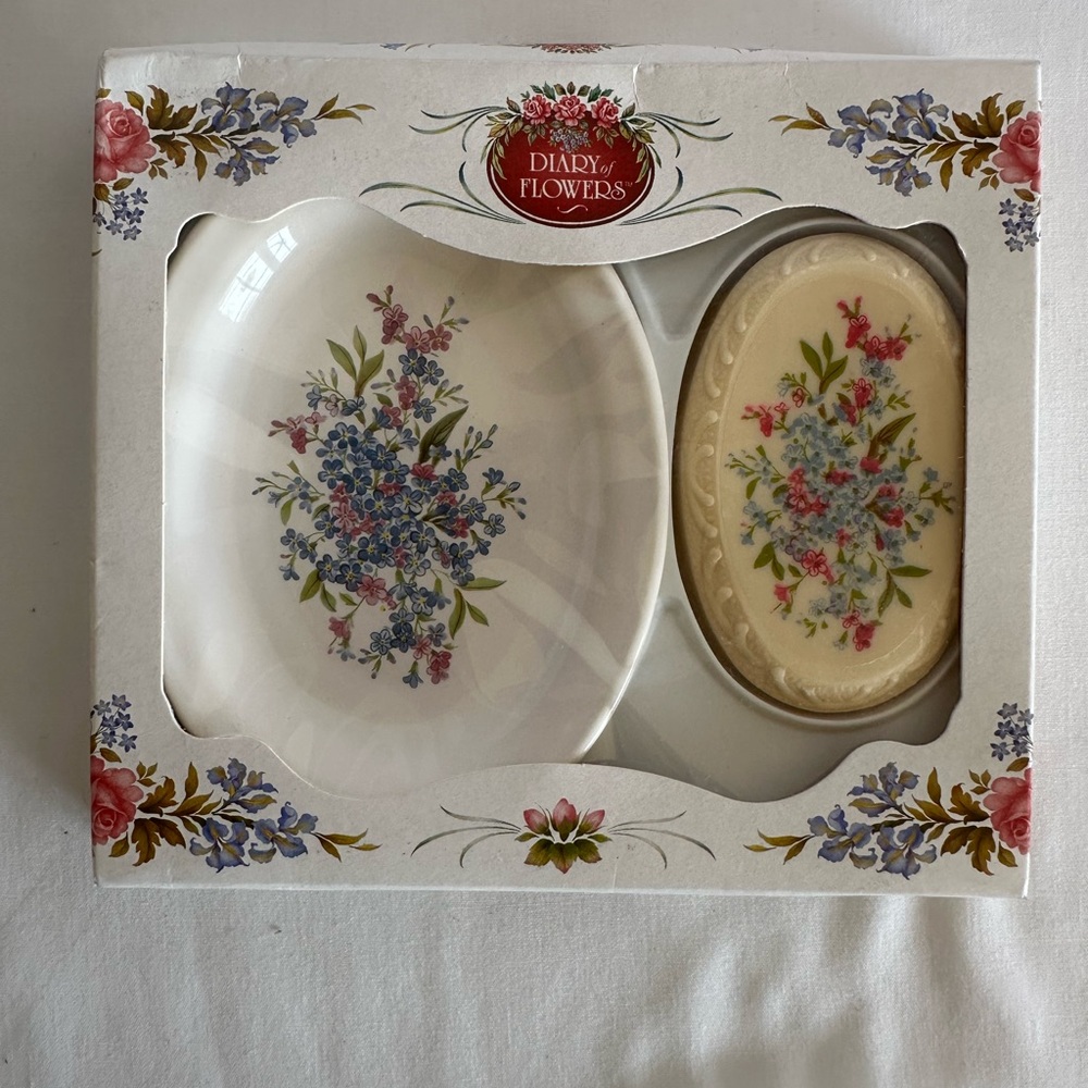 Dairy of Flowers Porcelain Soap Dish and soap Set, Collectibles